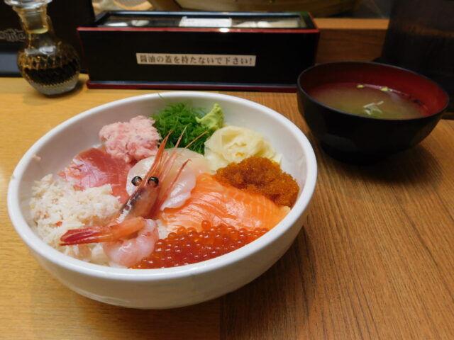 小樽で海鮮丼ワンコイン500円の安い店の場所どこ 営業時間は何時から何時まで なして北海道